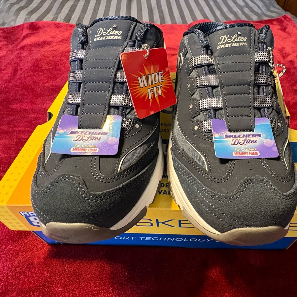 Brand New Skechers D'Lites sneakers with Air-Cooled Memory Foam Size 8.5 Wide